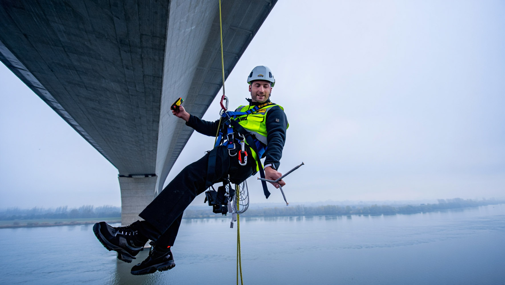 Cordiste professionnel en pleine intervention