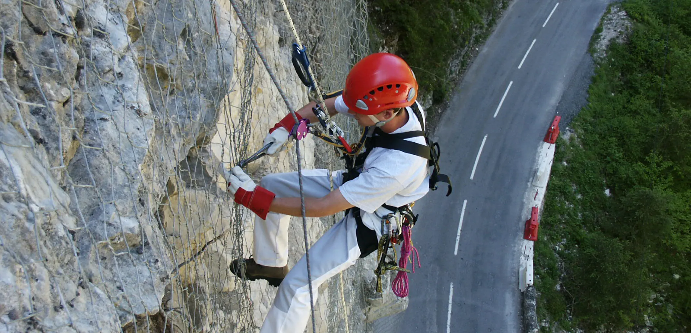 Cordiste en travaux de confortement de falaise